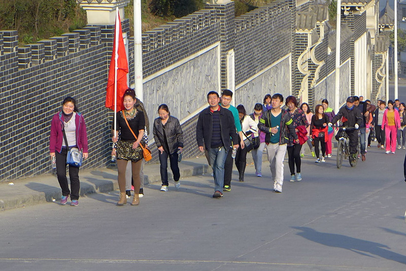 2015年3月8日寶業(yè)集團(tuán)開展“香溪洞-吉河徒步踏青活動”慶祝三八節(jié)！